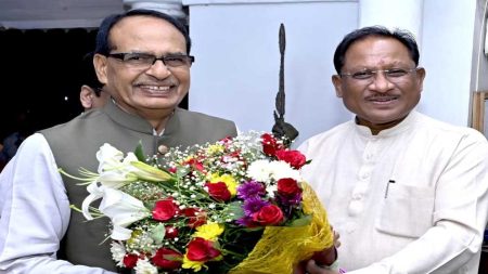 मुख्यमंत्री साय ने केंद्रीय मंत्री चौहान का छत्तीसगढ़ में स्वागत करते हुए, बस्तर आर्ट का प्रतीक चिन्ह व शॉल भेंट किया