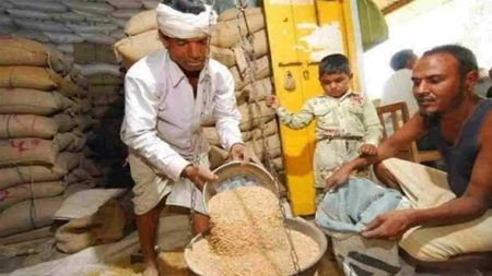 गुना जिले में 4989 मृतकों के नाम से हो रहा राशन जारी, महीने में 8.43 लाख रुपए चपत सरकार को लग रही