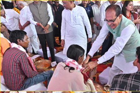 केंद्रीय मंत्री शिवराज सिंह, मुख्यमंत्री विष्णु देव साय और अन्य मंत्रियों ने पीएम आवास के हितग्राहियों के पाँव पखारे