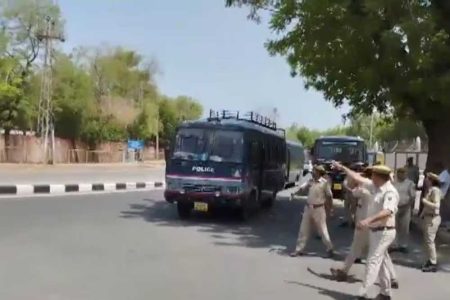 सीकर से 148 अवैध बांग्लादेशी घुसपैठियों को गिरफ्तार कर जोधपुर लाया गया