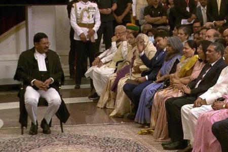 देश के 52वें CJI बने जस्टिस बी आर गवई , शपथ लेते ही मां के छुए पैर