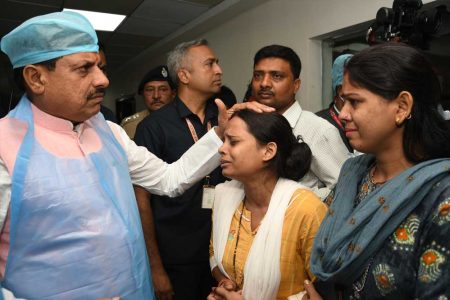 मुख्यमंत्री ने कुशल क्षेम पूछकर डॉक्टर्स को घायल जवानों के समुचित उपचार के दिए निर्देश
