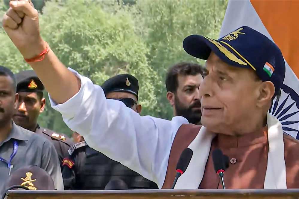 ‘ये सिंदूर सौंदर्य नहीं, साहस का प्रतीक’, भुज एयरबेस से बोले राजनाथ 1 16A 67