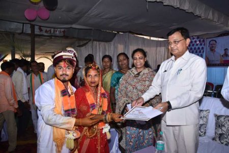प्रभारी मंत्री देवांगन सहित जनप्रतिनिधियों ने नवदंपतियों को दिया आशीर्वाद