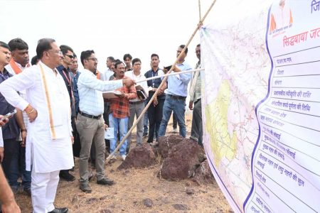 मुख्यमंत्री ने 220 करोड़ रूपए की लागत से बन रही सिद्धबाबा सिंचाई जलाशय परियोजना का किया निरीक्षण