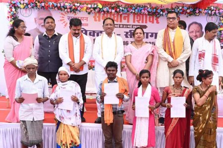मुख्यमंत्री देव साय मोहला-मानपुर-अंबागढ़ चौकी जिले के मानपुर ब्लॉक में सीतागांव समाधान शिविर में हुए शामिल