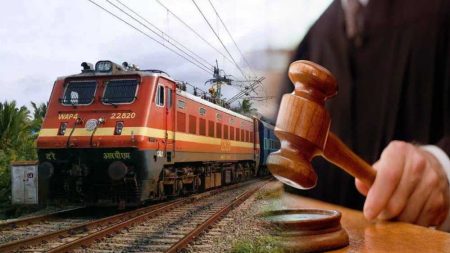 ट्रेन के टॉयलेट में महिला आधे घंटे तक बंद रही, रेलवे पर जुर्माना