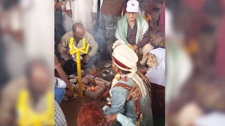 श्योपुर में मुख्यमंत्री कन्यादान योजना के तहत कन्याओं के विवाह कराए गए, विवाह वेदी पर पुरोहित का काम 10 मुस्लिम शिक्षकों ने किया