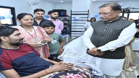 मुख्यमंत्री साय ने अस्पताल परिसर का भ्रमण कर उपलब्ध आधुनिक सुविधाओं का अवलोकन किया