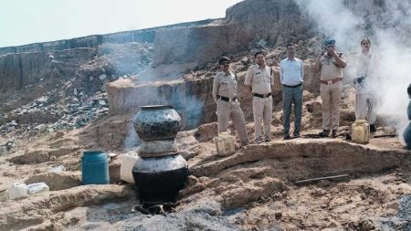 34 हजार रुपये मूल्य की अवैध कच्ची शराब व महुआ लाहन जब्त