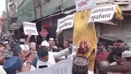 इंदौर में कांग्रेस पार्षद अनवर कादरी ने पहलगाम हमले के विरोध में प्रदर्शन किया, लगे पाकिस्तान के पक्ष में नारे