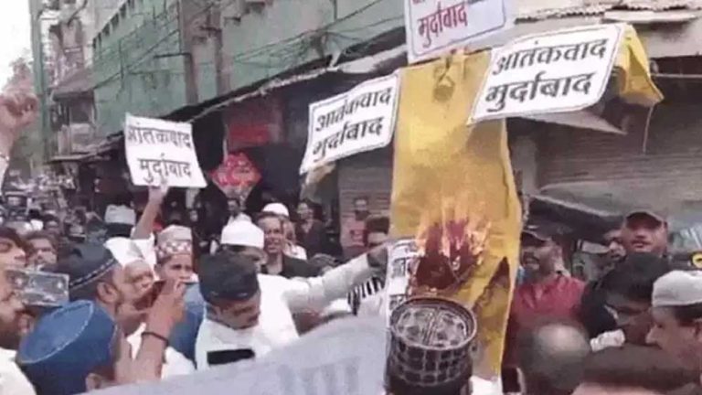 इंदौर में कांग्रेस पार्षद अनवर कादरी ने पहलगाम हमले के विरोध में प्रदर्शन किया, लगे पाकिस्तान के पक्ष में नारे