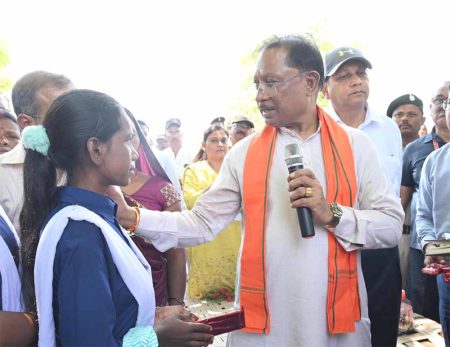 बैगा समुदाय की बिटिया अच्छे अंक लाने पर मुख्यमंत्री साय ने किया सम्मानित