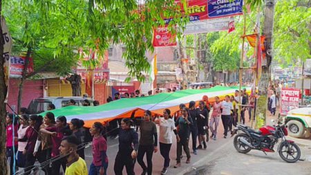 सीवान में तिरंगा यात्रा, लड़कियों ने लगाए जमकर नारे