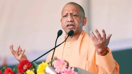 राज्यपाल आनंदी बेन पटेल के जीवन पर आधारित पुस्तक के लेखकों को सीएम योगी ने दी बधाई