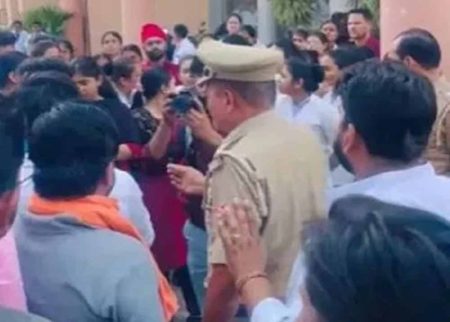 कॉलेज के फरमान से मचा बवाल, तिलक मिटाने, कलावा खोलने और दाढ़ी काटने को कहा