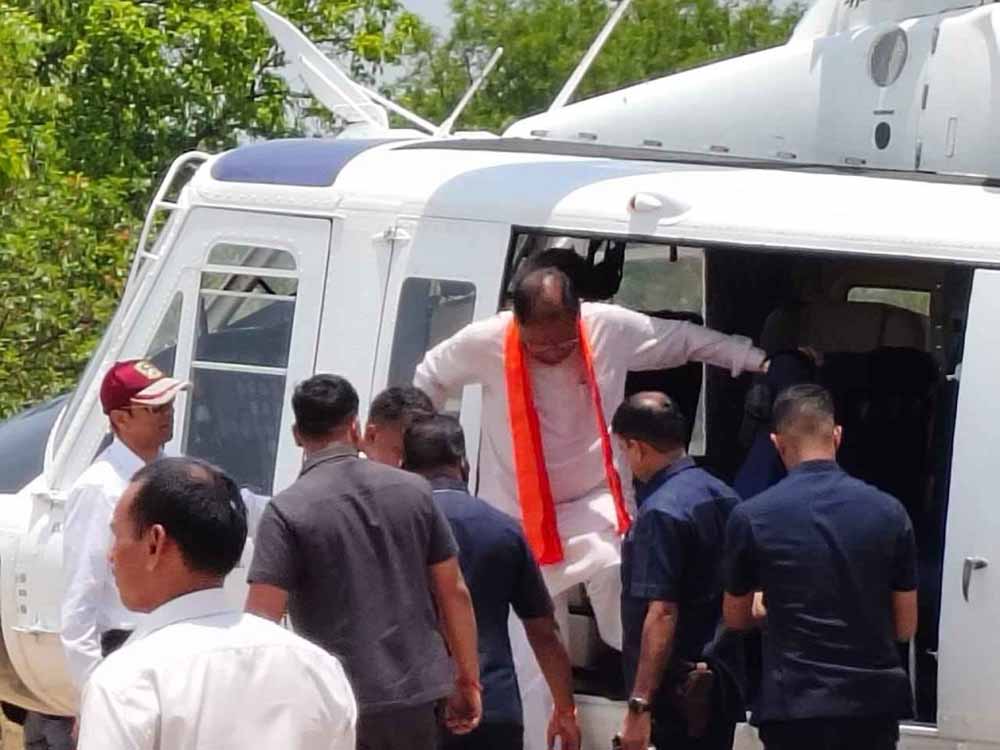 ग्रामीणों से मुलाकात करने सीएम साय का हेलीकॉप्टर पहुंचा बलदाकछार 1 2 146