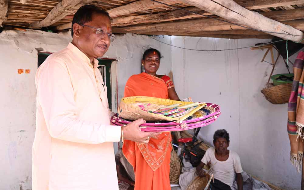 कुलेश्वरी कमार से मुख्यमंत्री साय ने परिवार में शादी के लिए खरीदा पर्रा, धुकना और सुपा 1 2 151