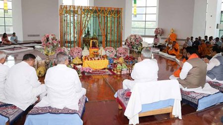 बुद्ध स्मृति पार्क में आयोजित विशेष कार्यक्रम के दौरान सीएम नीतीश ने भगवान बुद्ध की पूजा की