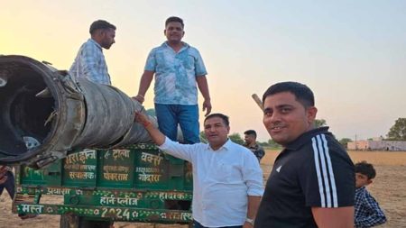 राजस्थान में बच्चों का खिलौना बनीं पाकिस्तान की मिसाइलें, मलबे के साथ सेल्फियां लेकर बना रहे मजाक