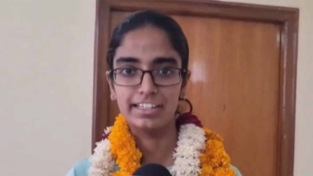 देबांशी शेखावत ने रचा इतिहास, सीबीएसई 12वीं बोर्ड परीक्षा बनीं टॉपर