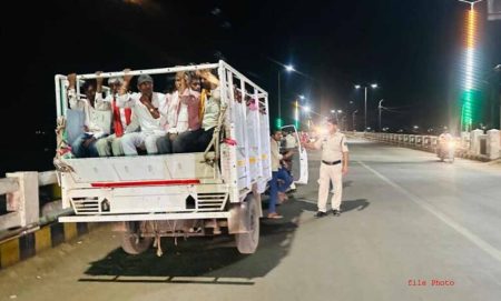 खरोरा हादसे के बाद जगा प्रशासन, वाहनों में अवैध रूप से सवारियां ढोने पर की कार्रवाई