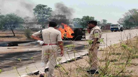 डीजल टैंकर अनियंत्रित होकर पलटा, लगी आग, ड्राइवर और हेल्पर घायल