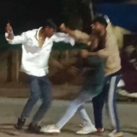 मामूली विवाद में पेट्रोल पंप के सामने दो गुटों के बीच चले चाकू