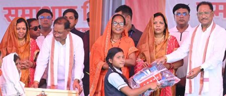 सीएम साय पहुंचे दोकड़ा गांव, बोर्ड टॉपर्स का किया सम्मान, पीएम आवास के हितग्राहियों को सौंपी चाबी