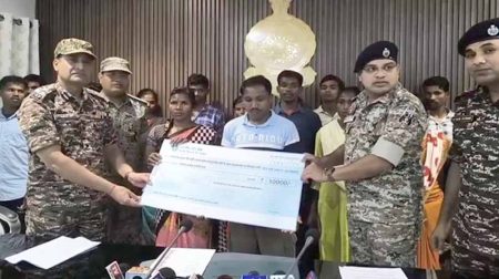 पुलिस को मिली बड़ी सफलता, कंपनी नंबर 02 के डिप्टी कमांडर सहित कुल 24 नक्सलियों ने किया आत्मसमर्पण