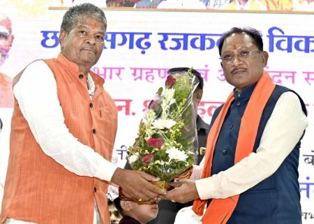 मुख्यमंत्री साय छत्तीसगढ़ रजककार विकास बोर्ड के नवनियुक्त अध्यक्ष के पदभार ग्रहण कार्यक्रम में हुए शामिल