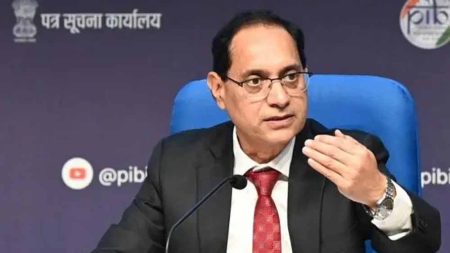 केवाईसी सिस्टम को केंद्रीकृत किया जा रहा, वित्त मंत्रालय कर रहा इस काम में मदद: सेबी अध्यक्ष