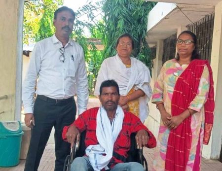 व्हील चेयर पाकर खिले दिव्यांग रेमशन एक्का के चेहरे पर मुस्कान