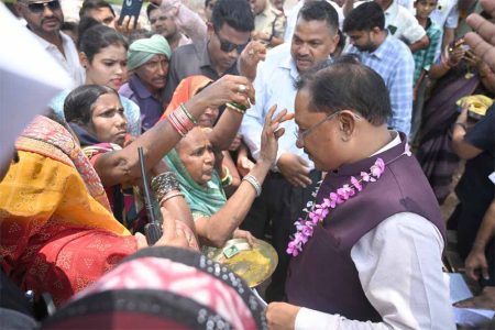 मुख्यमंत्री साय ने सक्ती जिले के करिगांव में अचानक पहुँचकर ग्रामवासियों को किया आश्चर्यचकित