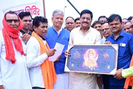 मंत्री बघेल ने कहा सुशासन तिहार अंतर्गत लगाये गए तीसरे चरण के समाधान शिविर में आवेदनों का निराकरण किया गया