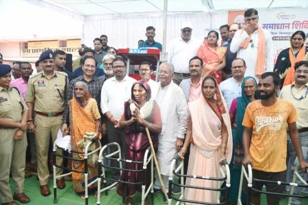 रामकली और दुलौरिन की आंखों में आई चमक, चलने में सहारा देने के लिए मिली वॉकर
