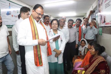स्वास्थ्य मंत्री जायसवाल ने कटघोरा सामुदायिक स्वास्थ्य केंद्र का किया निरीक्षण