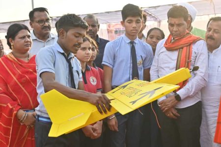 समर कैम्प में स्कूली बच्चों द्वारा निर्मित एयरोमॉडल्स का हुआ प्रदर्शन
