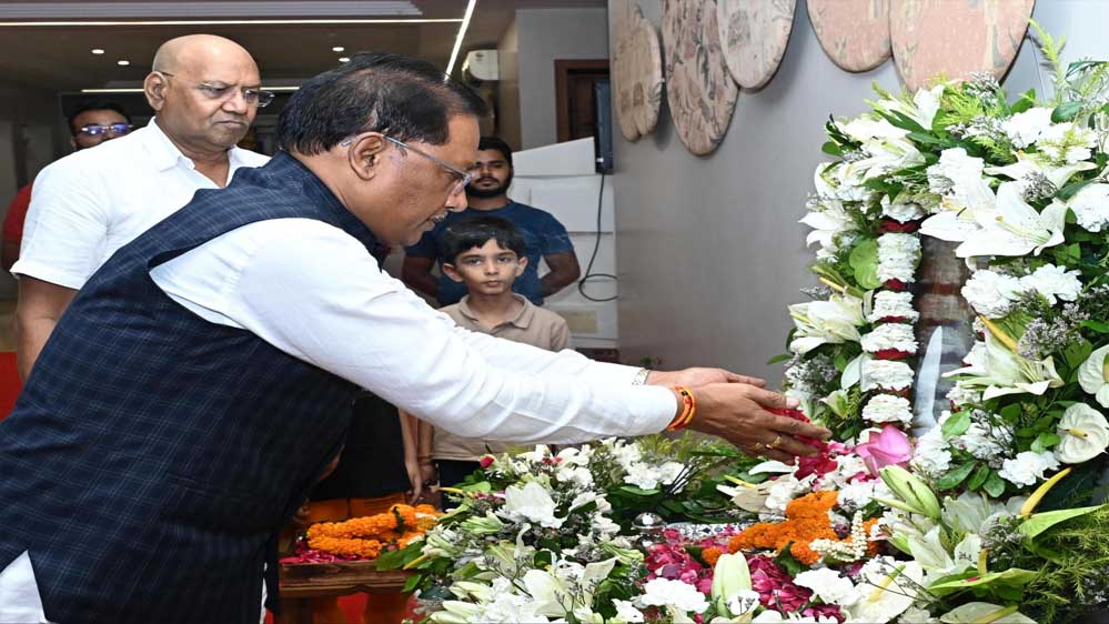 मुख्यमंत्री विष्णु देव साय ने स्वर्गीय रामजीलाल अग्रवाल को दी श्रद्धांजलि 1 27A 36