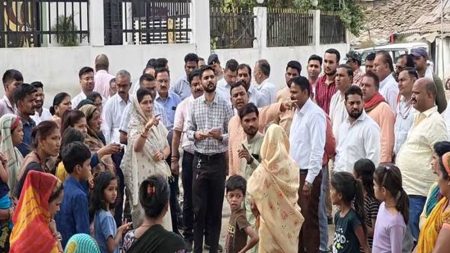राज्यमंत्री श्रीमती गौर ने गोविंदपुरा क्षेत्र की बस्तियों में भ्रमण कर रहवासियों की समस्याएं सुनीं