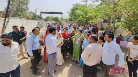 राज्यमंत्री श्रीमती गौर ने गोविंदपुरा क्षेत्र की बस्तियों में भ्रमण कर रहवासियों की सुनी समस्याएं