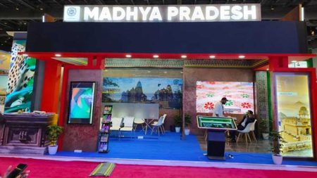 प्रदेश के पर्यटन स्थलों, वन्य क्षेत्रों और वन्य जीवों का रोमांचक अनुभव ले रहे आगंतुक