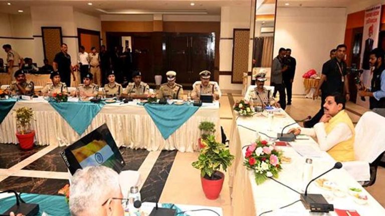 मुख्यमंत्री ने जबलपुर में की कानून-व्यवस्था की समीक्षा