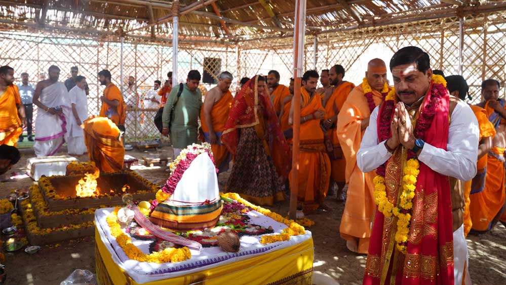मुख्यमंत्री ने 'एकात्म धाम' पुस्तक का विमोचन भी किया और जूना पीठाधीश्वर स्वामी अवधेशानंदजी से आशीर्वाद प्राप्त किया 1 2A 56