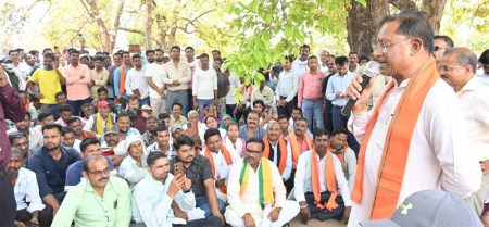 माथमौर में महुआ पेड़ की छांव तले लगी सीएम साय की चौपाल