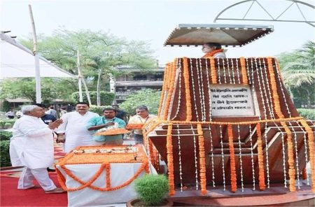धर्मपत्नी स्व. मंजू कुमारी सिन्हा की पुण्य तिथि के अवसर पर मुख्यमंत्री नीतीश कुमार ने दी भावभीनी श्रद्धांजलि