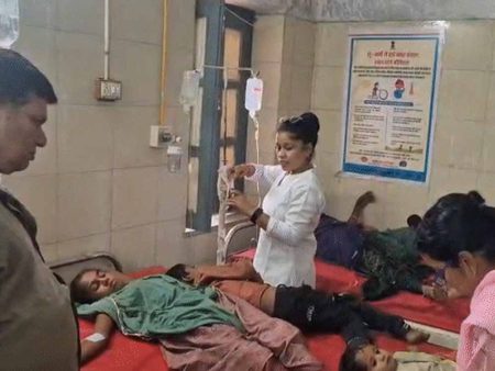 चूरमा-बाटी का प्रसाद खाकर 39 बच्चों सहित 50 बीमार, अस्पताल में भर्ती
