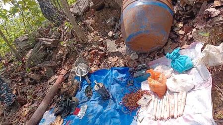 सिंहभूम में नक्सलियों के गुप्त गोदाम से विस्फोटक बरामद, पांच IED निष्क्रिय