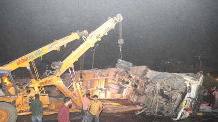इंदौर में बाइक को टक्कर मार दूसरी लेन में कार पर पलटा ट्राला,कार सवार महिला की मौत,बाइक सवार का शव टुकड़ों में मिला