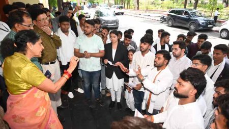 एग्जाम में रानी दुर्गावती की समाधि को बना दिया मकबरा, मच गया बवाल, ABVP ने किया प्रदर्शन